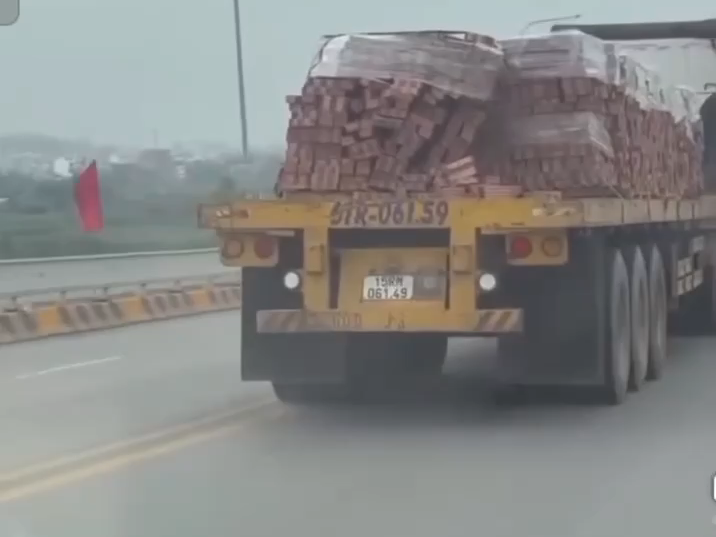 Trạm CSGT Lưu Kiếm: Xử lý một trường hợp chở hàng rời làm rơi vãi hàng hóa trên đường bộ 